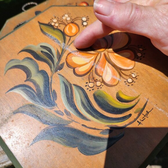 Vintage 3 Hand-Painted Octagonal Wooden Wall Plaques With Floral Designs Signed - Picture 10 of 13